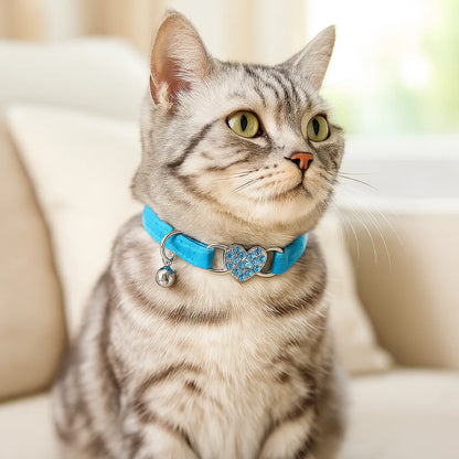 Katzenhalsband mit Herz & Glöckchen | Weiches Samtband mit Sicherheitsverschluss