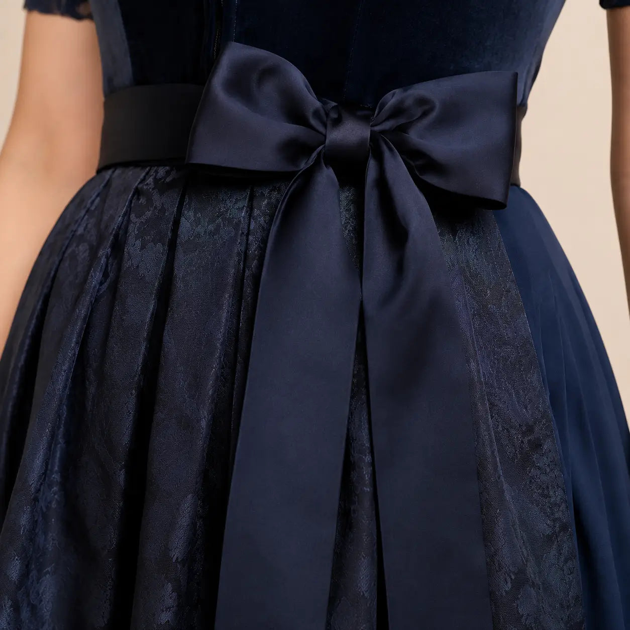 Samt-Trachtenkleid Detailaufnahme
