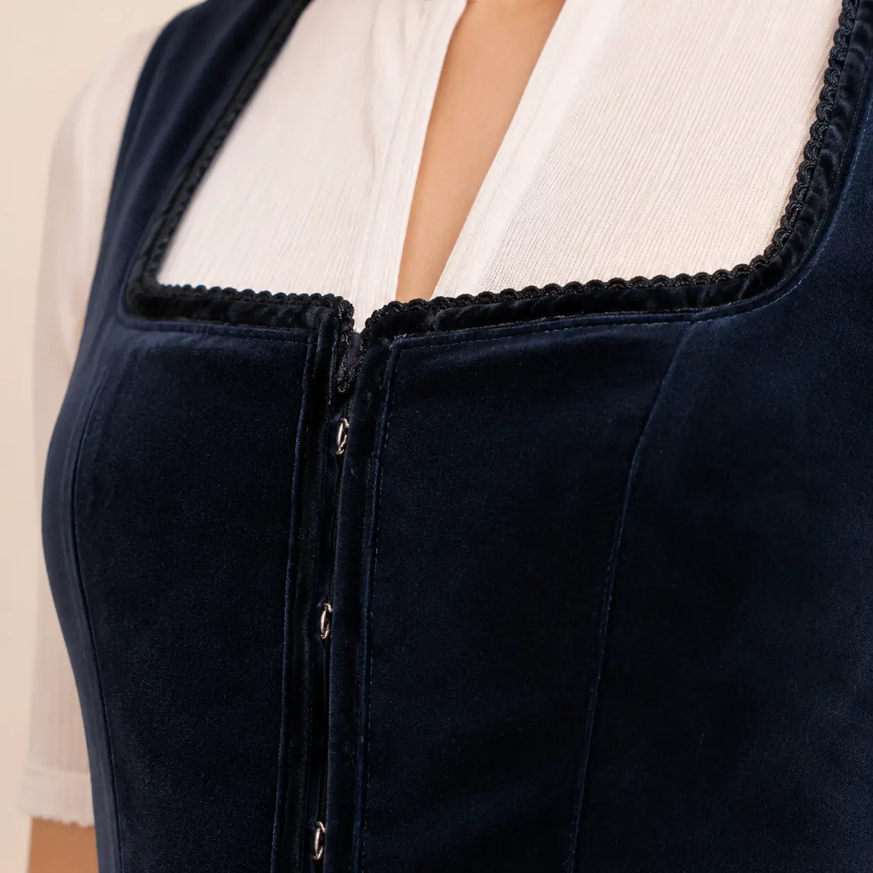 Samt-Trachtenkleid Detailaufnahme